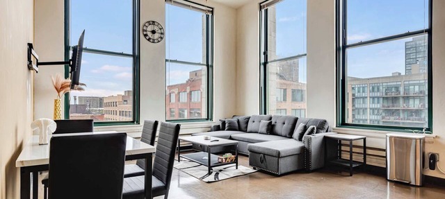 Modern West Loop Gem-City Views & Prime Location 4 in Chicago