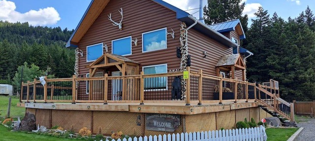 Mountain cottage huge master bedroom pet friendly sauna, hot tub, deck in Bellevue