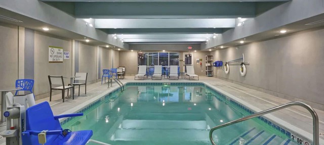 Near Millennium Park: 2 Modern Studio with Kitchenette and Daily Hot Breakfast in Grand Rapids