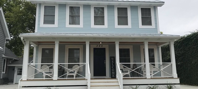 New Home with swim spa, theatre & game room. 1 block to town & close to beach. in South Haven