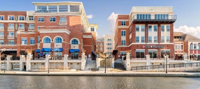 New Townhome Near Downtown-King Bed-Metra in Naperville