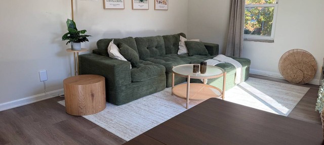 Newly Furnished and Updated Apartment, Peaceful Neighbourhood in Euclid