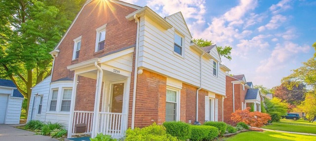 Newly Renovated Townhouse on a Tranquil Street in Dearborn