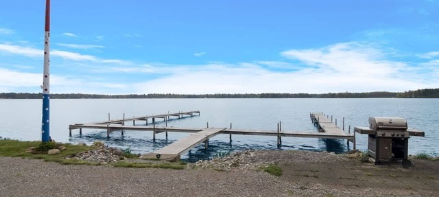 Newly renovated with hot tub and lake in Fife Lake