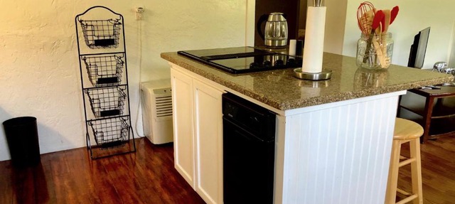Nugget Place-Includes three separate two bedroom units near Mendenhall Glacier-DISCOUNTS ON TOURS! in Mendenhaven