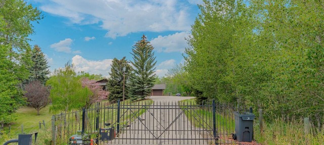 NW Calgary Luxury Retreat | 13 Wooded Acres | Near Airport, Banff & Kananaskis in Calgary