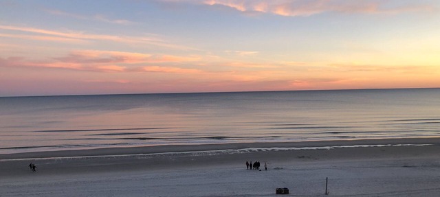 Ocean Front Condo, Sleeps 6, Walking Distance - Barefoot Landing & Duplin Winery in North Myrtle Beach