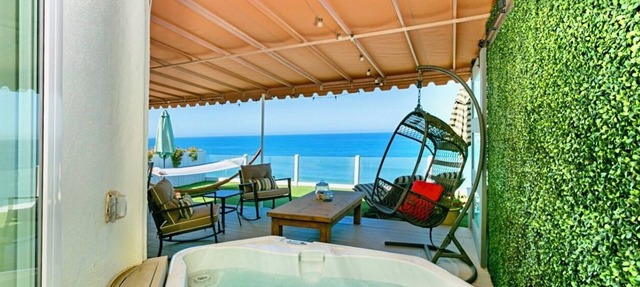OCEANFRONT! 3 DISTINCT SUITES! JACUZZI & BBQ! in Encinitas