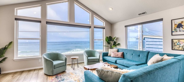 Oceanfront dog friendly home with hot tub and huge view steps to beach access in Lincoln City