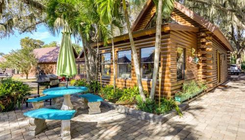 Okeechobee Cabin with Patio and Community Pool! in Okeechobee