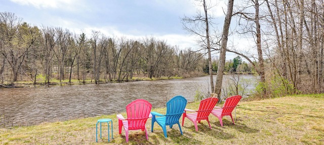 On Muskegon River! Wooded & Peaceful Retreat in Evart