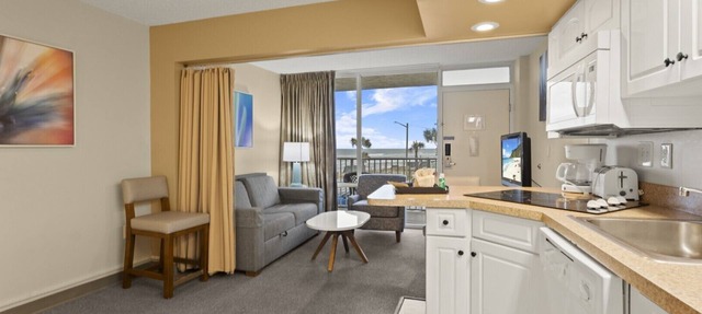 Outrigger Beach Club Resort by Coolvacay in Ormond Beach