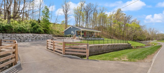 Peaceful 2-bedroom cottage in the beautiful Floyds Knobs with Hot Tub & Gym in Floyds Knobs