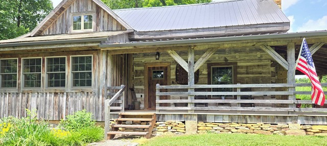 Peaceful historic log cabin getaway on 30 acres - NO cleaning fee! in Blue Creek