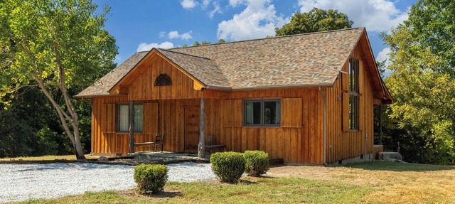 Peaceful Nature Retreat with Artistic Charm in Dix