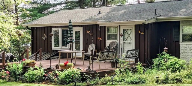 Peaceful waterfront home on private lake - 5 star rated on leading rental sites! in Iola