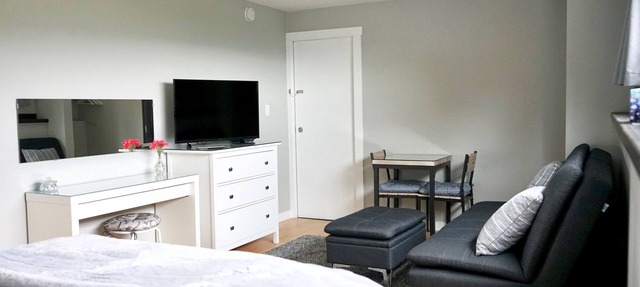 PET FRIENDLY! Licensed Bed and Breakfast. in Kelowna