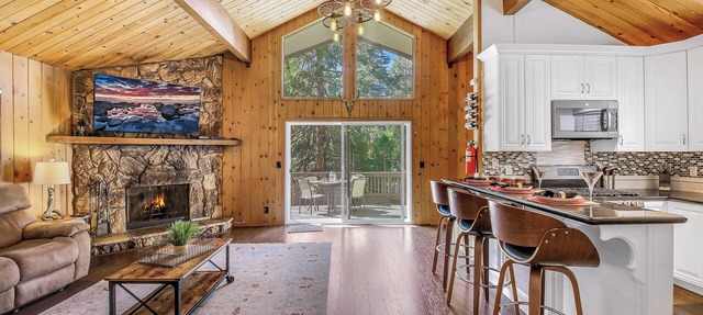 Pine View - Spacious 3000 SQFT Home with Game Room, Bar and 3 Decks! in Lake Arrowhead