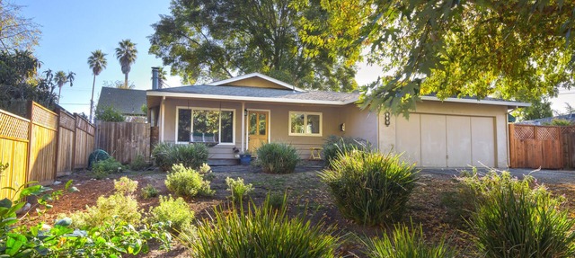 Pleasure Point walk to beaches and surf from charming, private and spacious home in Santa Cruz