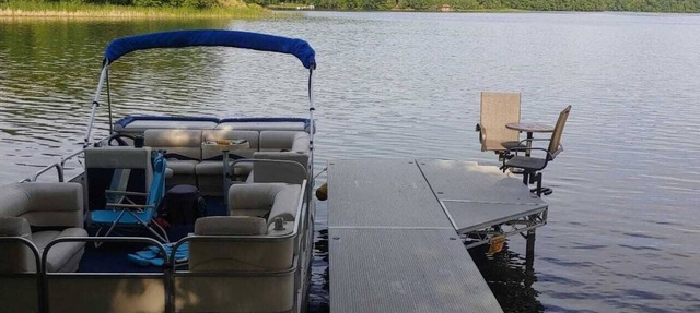 Pontoon Boat 21 ft. Perfect for a tour of the lake! in Burtrum