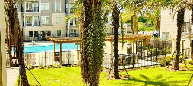 Pool View Retreat, Modern 2BR Near Energy Corridor in Houston
