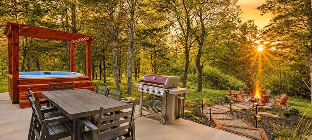 Premium Mt Washington home w/hot tub & billiards! in Mount Washington