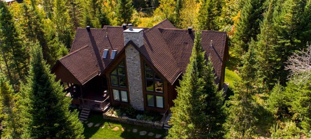 Prestige In Nature | A/C | Hot tub | Terrace+BBQ | Fast Wifi | firepit and games in Saint-Adolphe-d'Howard