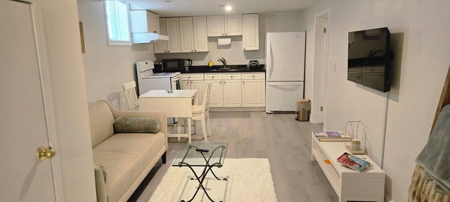 Private Entrance, Lower suite, 1 bedroom, exclusively yours, nice neighborhood in Pickering