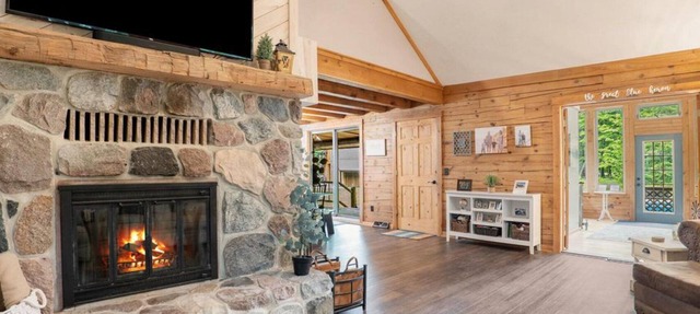 Private escape: log cabin with hot tub on 4 private acres in Newaygo