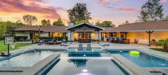 Private gated home, pool/hot tub, bbq, beach, families, summer vacation. in Encinitas