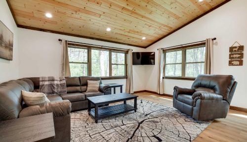 Private Hot Tub: Hatfield Vacation Rental! in Merrillan