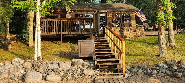 Private lake cabin. WiFi, Beach, Pontoon Rental. Booking for summer of 27! in Nevis