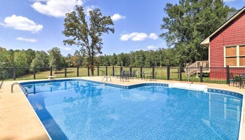 Private Pool & Deck: Quiet Countryside Escape in Hamilton
