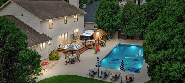 Private Pool - Hot Tub - Sauna - Game Room - Pets in Sun Prairie
