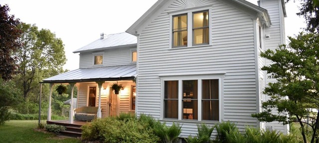 Private retreat! 20 acre 1908 Farmhouse on Private Lake. in Iola