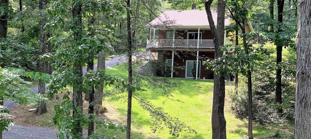 Private Setting In Easy To Get To Cabin Near The Hub Of The Universe in Marion