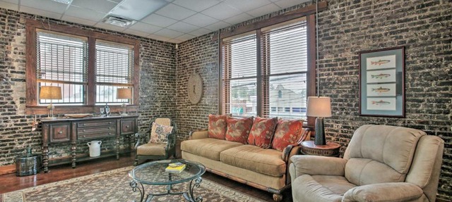 Quarters Above Courtyard-Near Strawberry Festival! in Ponchatoula
