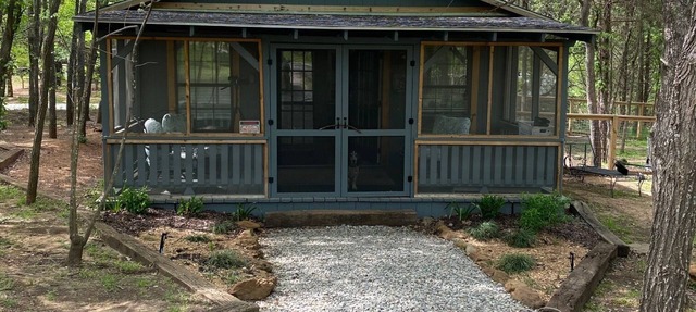 Quiet, peaceful little cabin just one mile from flowing wells marina in Pottsboro