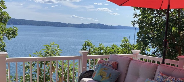 Quiet Waterfront Oasis with private beach in Brinnon