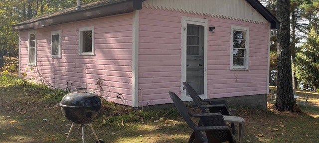 Rainbow's End Resort - Pink Cottage - Newly Remodeled with Private Beach in Hackensack