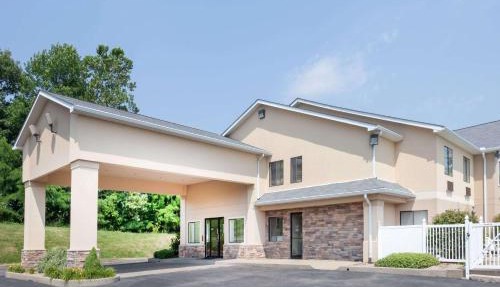 Ramada by Wyndham Tell City in Tell City