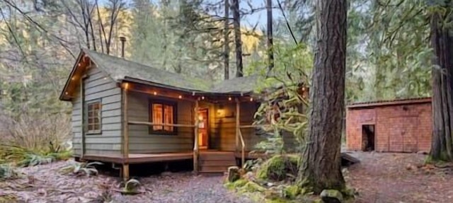 Ranger’s Rest | Historic Mt Hood Cabin w/Hot Tub in Rhododendron