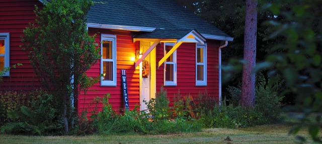Red Riverfront Cottage w/Firepit & Swings, Blackhawk on the Fox! in South Elgin