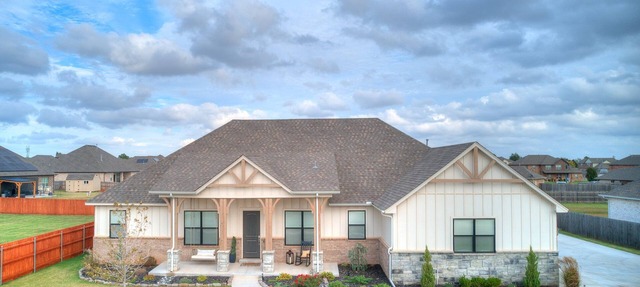 Relax & enjoy large private backyard with pool, hot tub & golf green! in Yukon