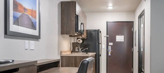 Relax in a Fully Equipped Room Near Perry Crossing Shops in Plainfield