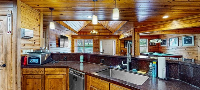 Remodeled two-story cabin with full kitchen, wrap-around deck, grill, partial AC in Bentonville