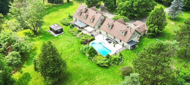 Renovated vintage cottage spa pool river in Lachute