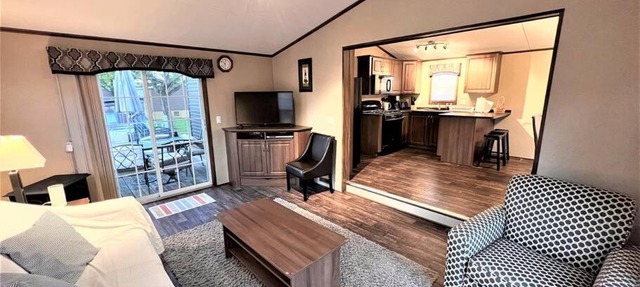 Resort near wineries, river, trails! Large Pool! in Niagara-on-the-Lake