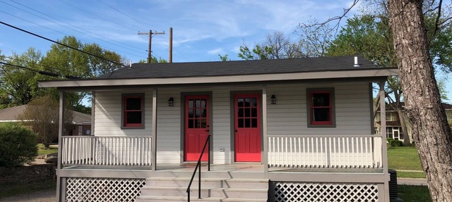 Restored Historic Carriage House walking distance to Downtown and the Riverfront in Fort Smith