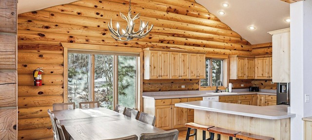 Ridgeview Retreat, 5-bedroom cabin in Brian Head with jacuzzi, views and stocked in Brian Head